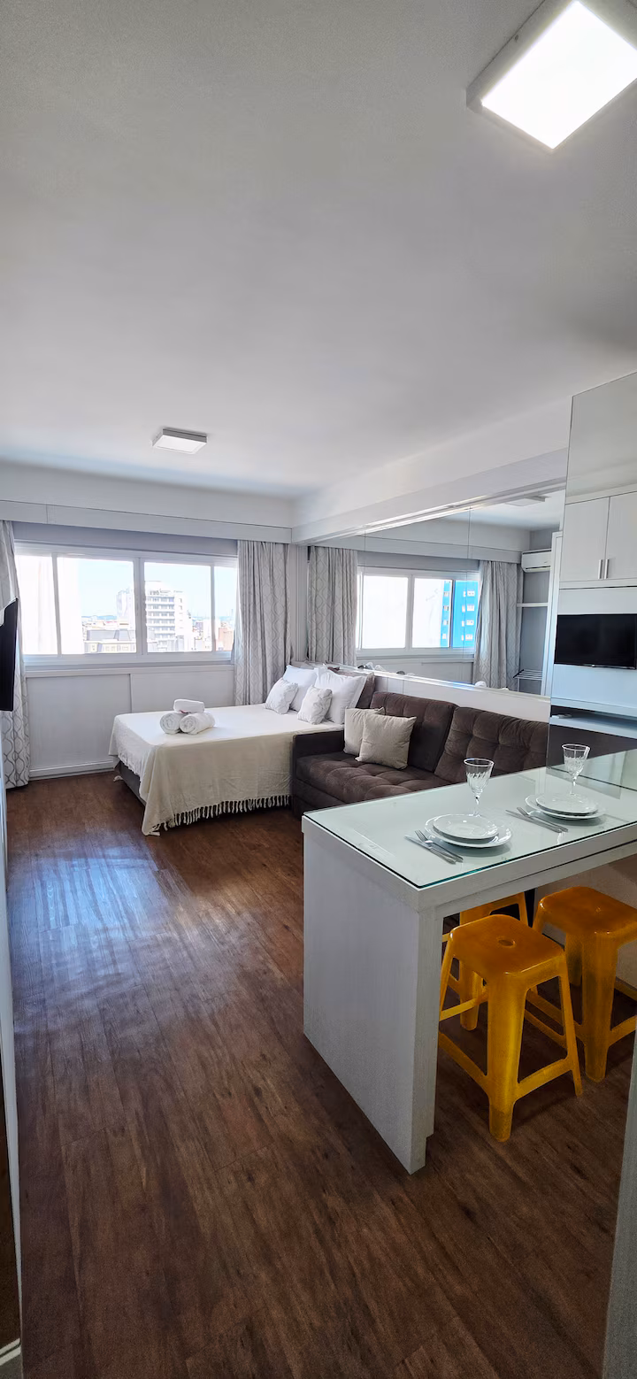 Living integrado do Studio 1716A em Curitiba
